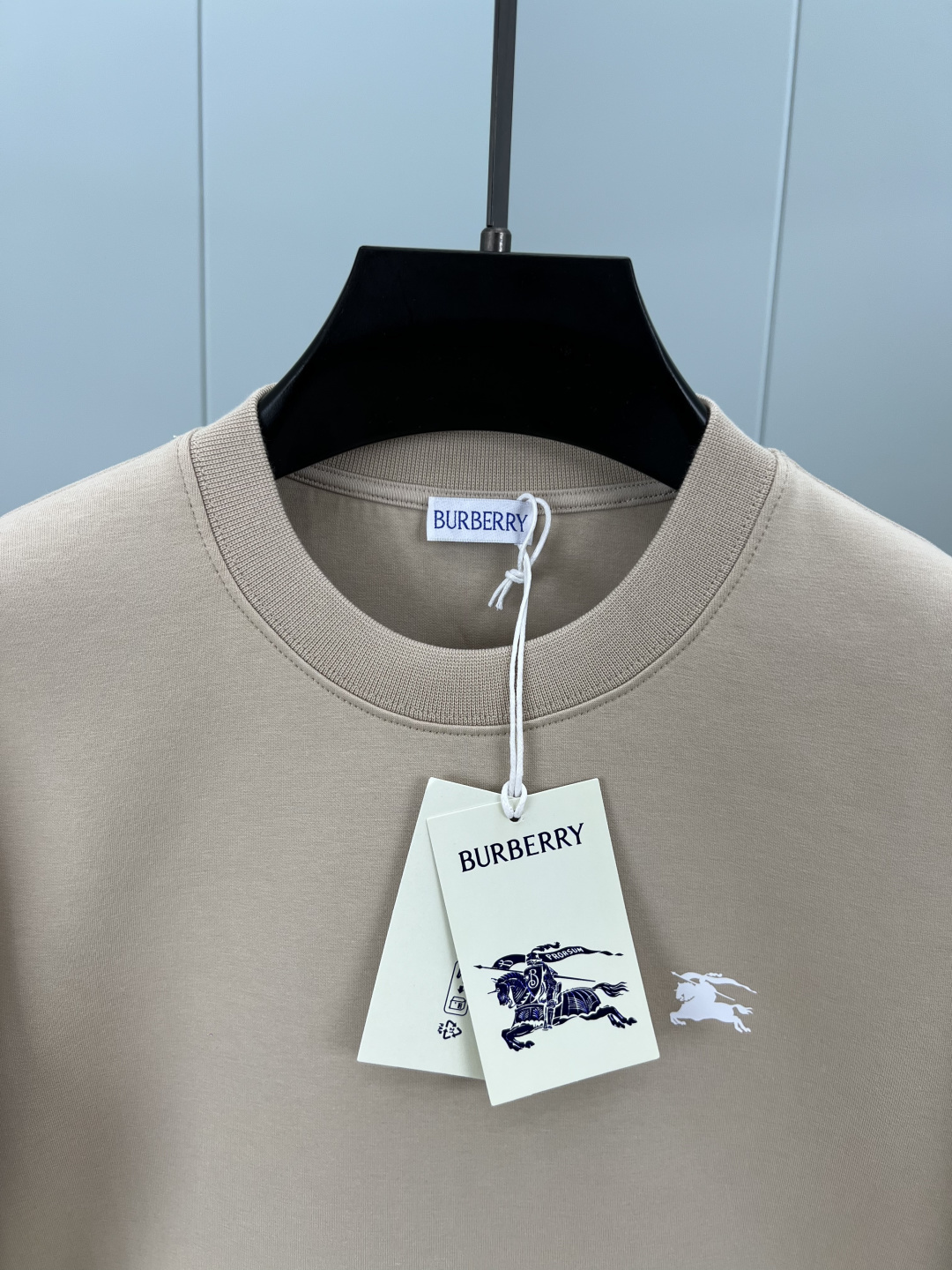 Burberry.巴宝莉 25秋冬新品骑士印章棉质运动衫针织圆领卫衣，正面胸前点缀马术骑士印花标识装饰、