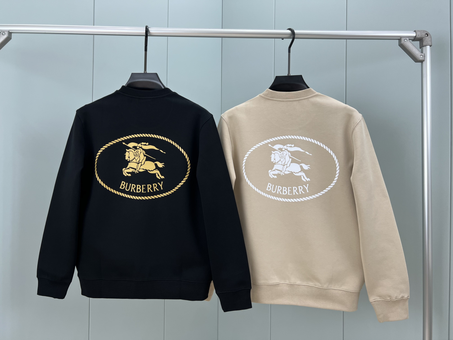 Burberry.巴宝莉 25秋冬新品骑士印章棉质运动衫针织圆领卫衣，正面胸前点缀马术骑士印花标识装饰、