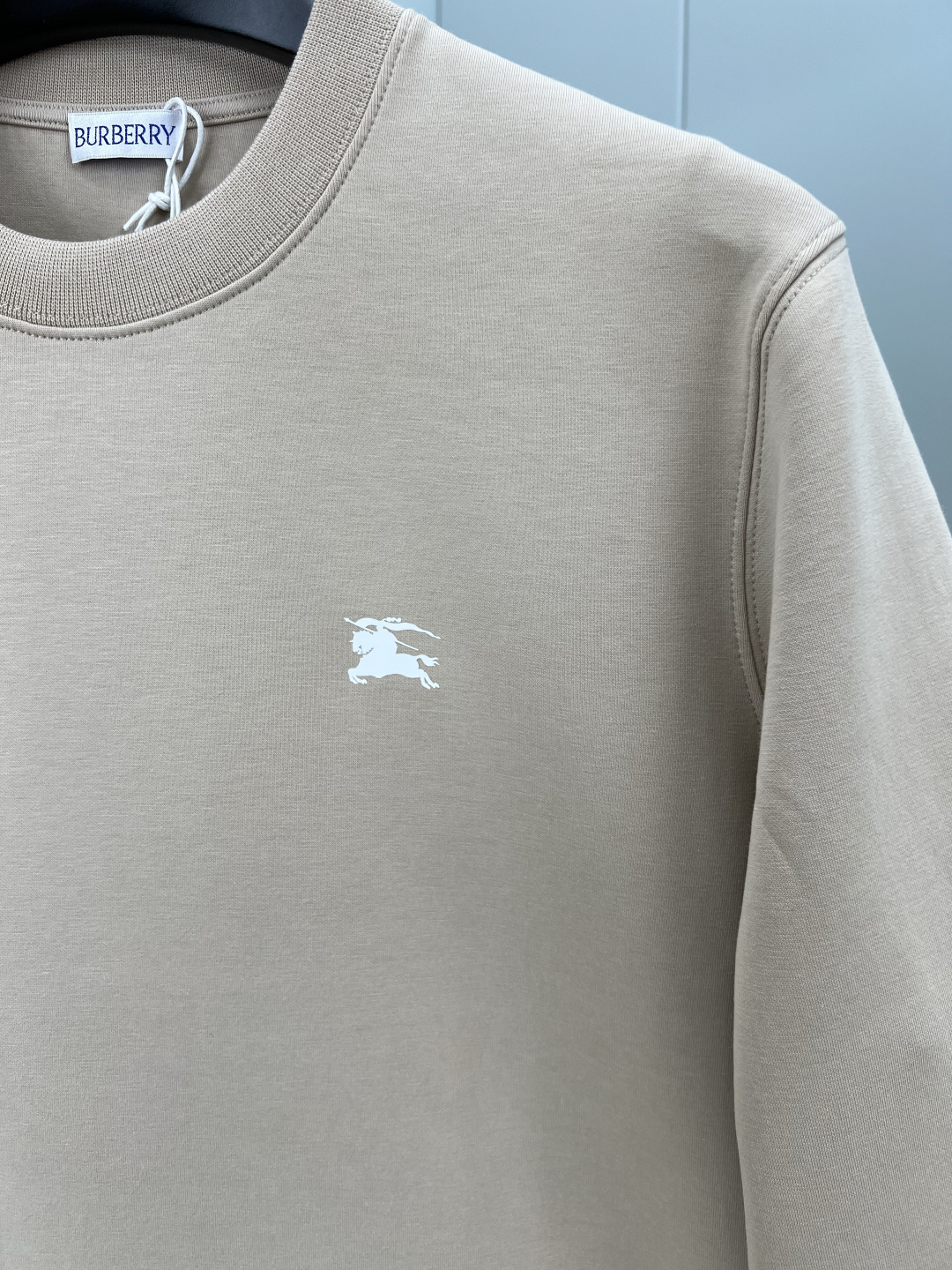 Burberry.巴宝莉 25秋冬新品骑士印章棉质运动衫针织圆领卫衣，正面胸前点缀马术骑士印花标识装饰、