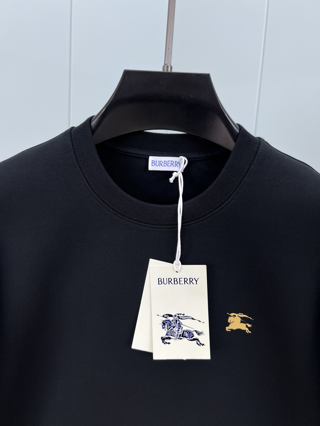 Burberry.巴宝莉 25秋冬新品骑士印章棉质运动衫针织圆领卫衣，正面胸前点缀马术骑士印花标识装饰、