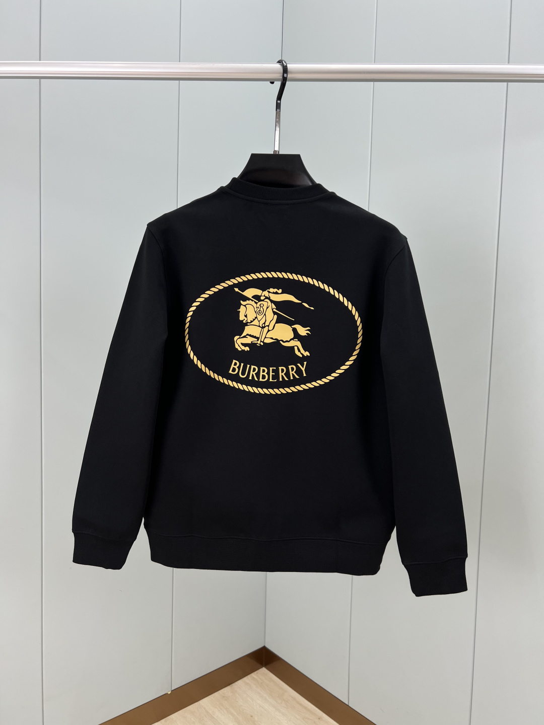 Burberry.巴宝莉 25秋冬新品骑士印章棉质运动衫针织圆领卫衣，正面胸前点缀马术骑士印花标识装饰、