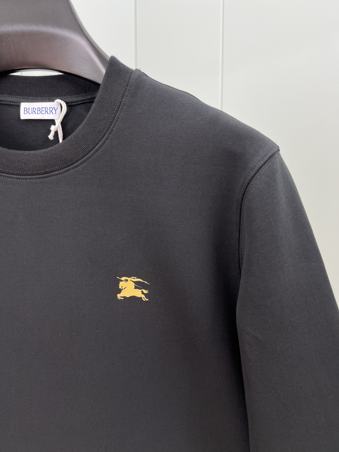 Burberry.巴宝莉 25秋冬新品骑士印章棉质运动衫针织圆领卫衣，正面胸前点缀马术骑士印花标识装饰、