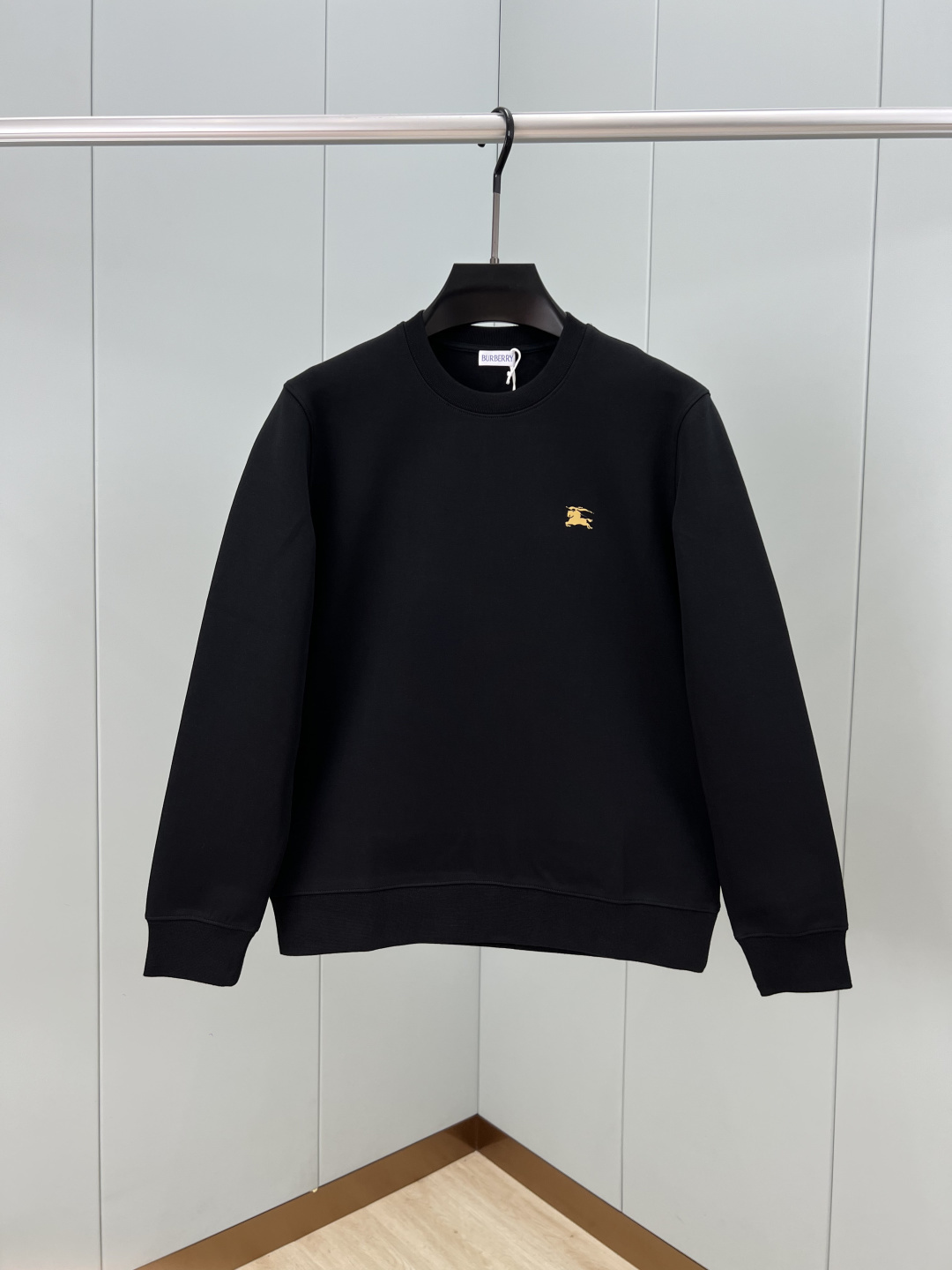 Burberry.巴宝莉 25秋冬新品骑士印章棉质运动衫针织圆领卫衣，正面胸前点缀马术骑士印花标识装饰、