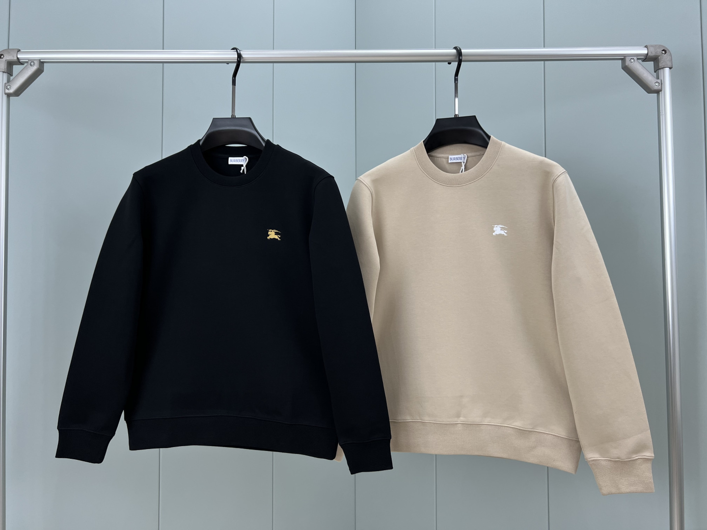 Burberry.巴宝莉 25秋冬新品骑士印章棉质运动衫针织圆领卫衣，正面胸前点缀马术骑士印花标识装饰、