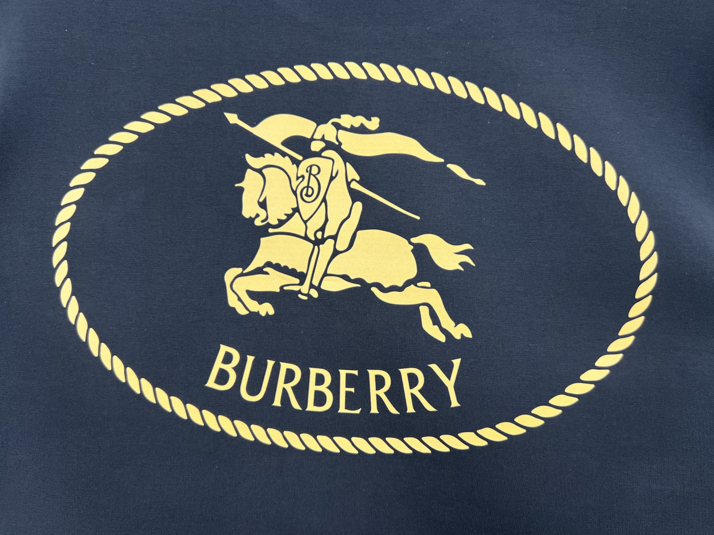 Burberry.巴宝莉 25秋冬新品骑士印章棉质运动衫针织圆领卫衣，正面胸前点缀马术骑士印花标识装饰、