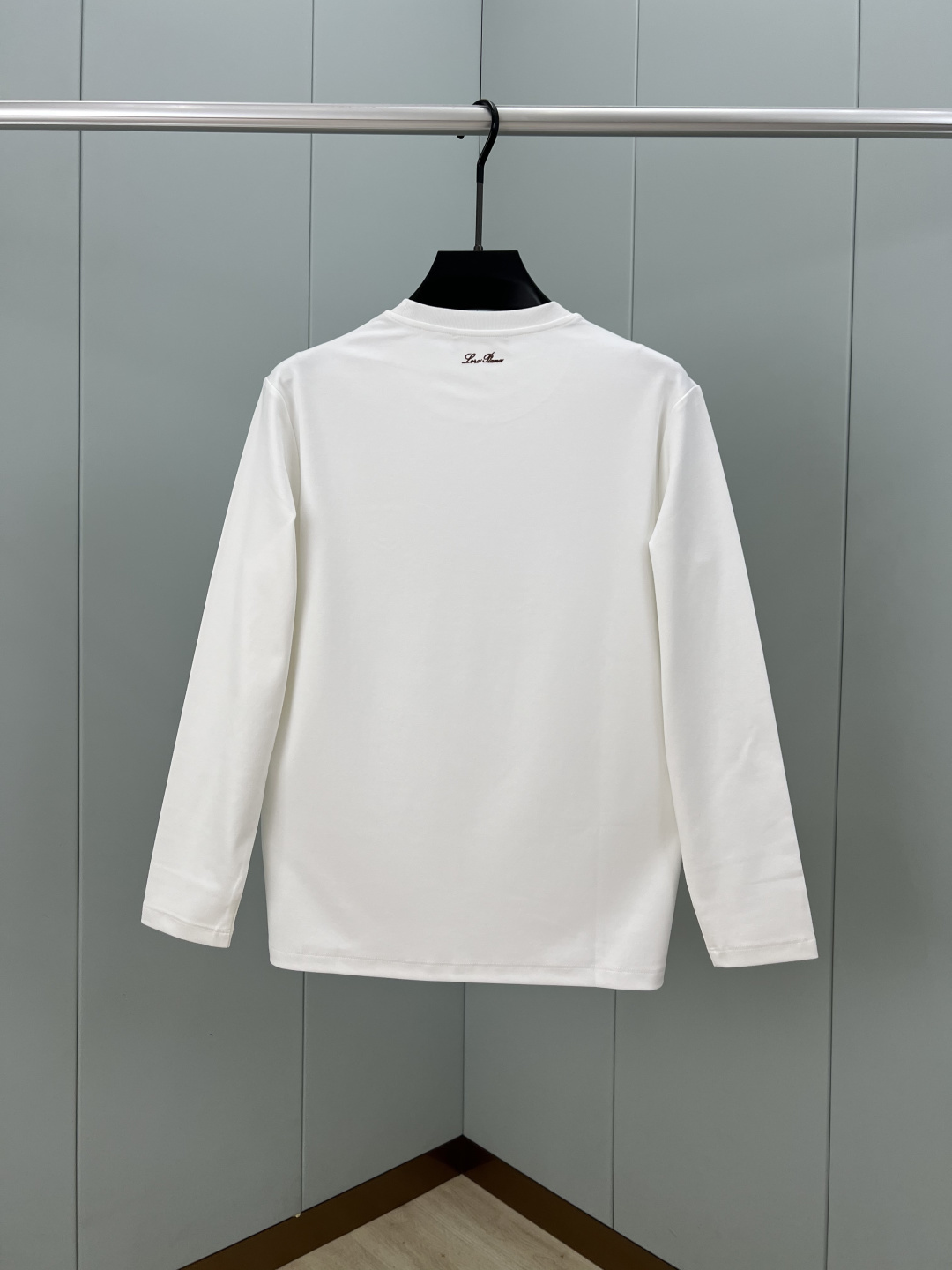 Loro Piana. 诺悠翩雅 秋冬品牌立体徽标打底长袖T恤，正面胸前+背面饰品牌标志性立体徽标设计，