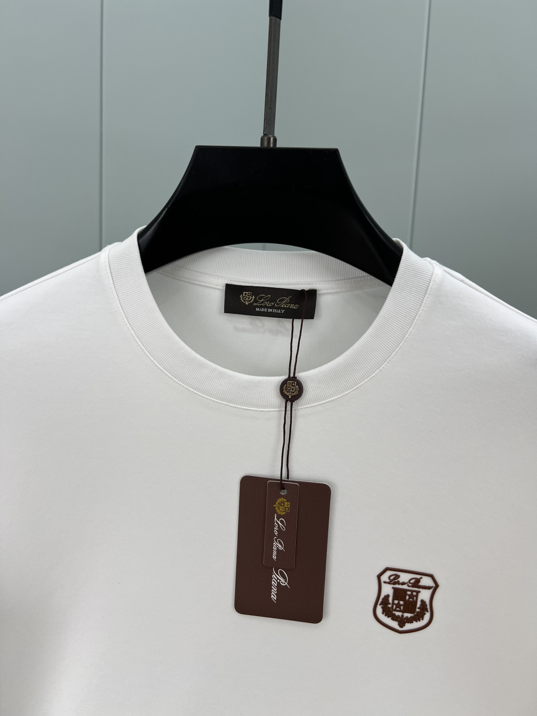 Loro Piana. 诺悠翩雅 秋冬品牌立体徽标打底长袖T恤，正面胸前+背面饰品牌标志性立体徽标设计，