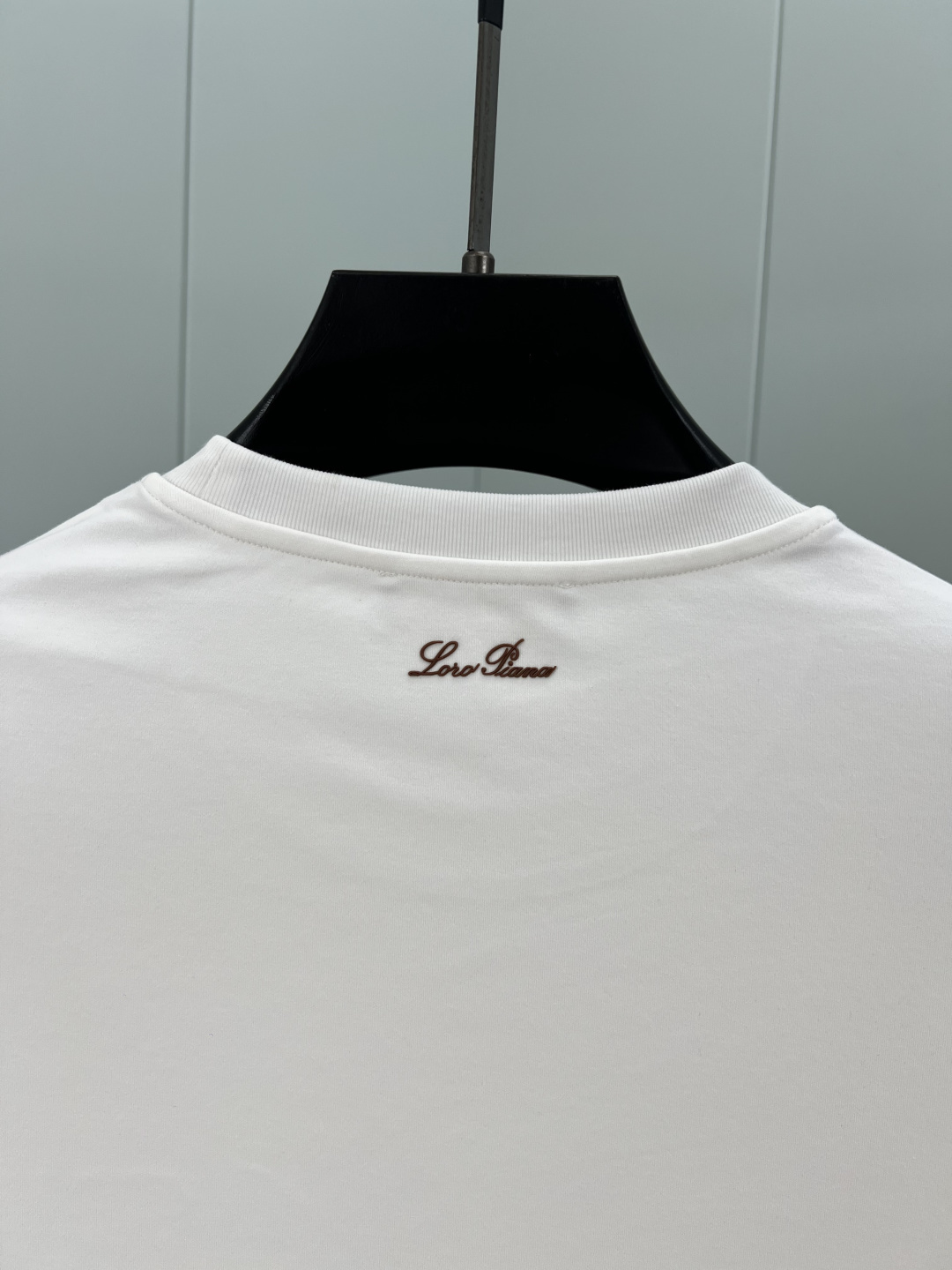 Loro Piana. 诺悠翩雅 秋冬品牌立体徽标打底长袖T恤，正面胸前+背面饰品牌标志性立体徽标设计，