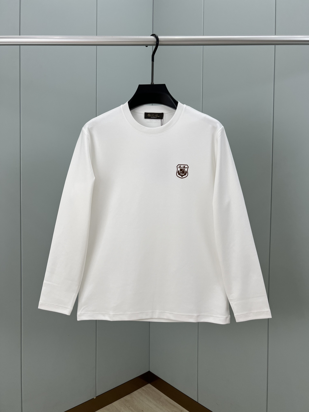 Loro Piana. 诺悠翩雅 秋冬品牌立体徽标打底长袖T恤，正面胸前+背面饰品牌标志性立体徽标设计，