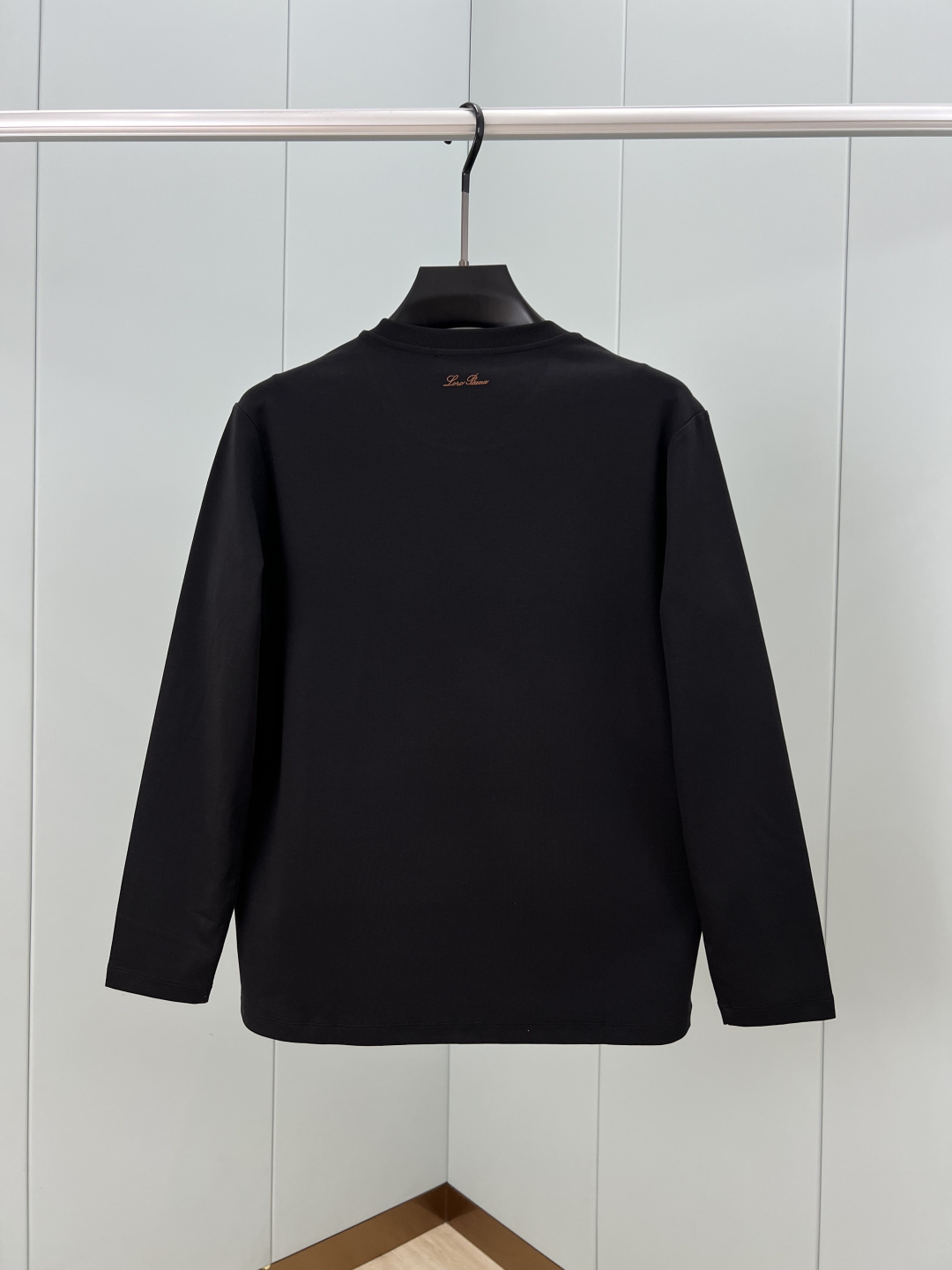 Loro Piana. 诺悠翩雅 秋冬品牌立体徽标打底长袖T恤，正面胸前+背面饰品牌标志性立体徽标设计，