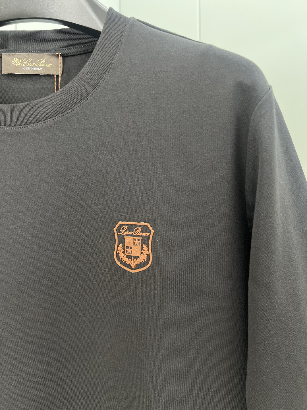Loro Piana. 诺悠翩雅 秋冬品牌立体徽标打底长袖T恤，正面胸前+背面饰品牌标志性立体徽标设计，