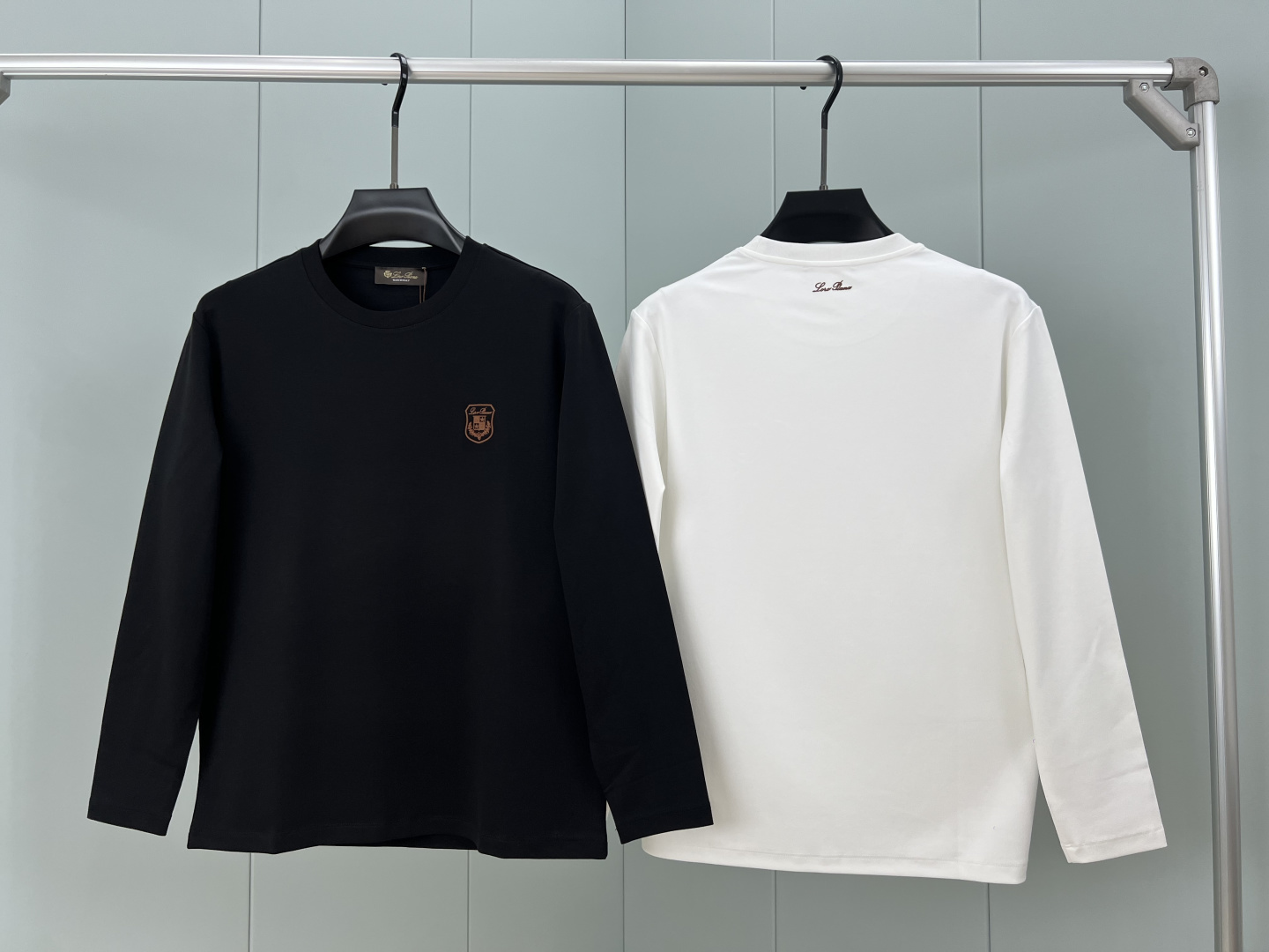 Loro Piana. 诺悠翩雅 秋冬品牌立体徽标打底长袖T恤，正面胸前+背面饰品牌标志性立体徽标设计，