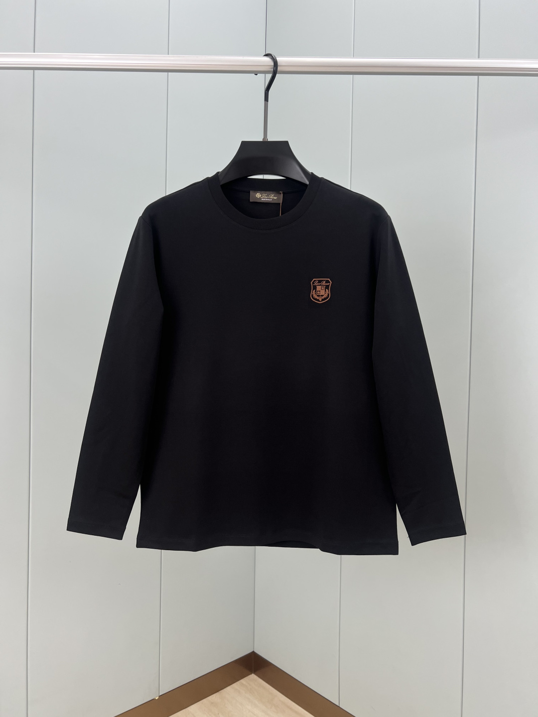 Loro Piana. 诺悠翩雅 秋冬品牌立体徽标打底长袖T恤，正面胸前+背面饰品牌标志性立体徽标设计，