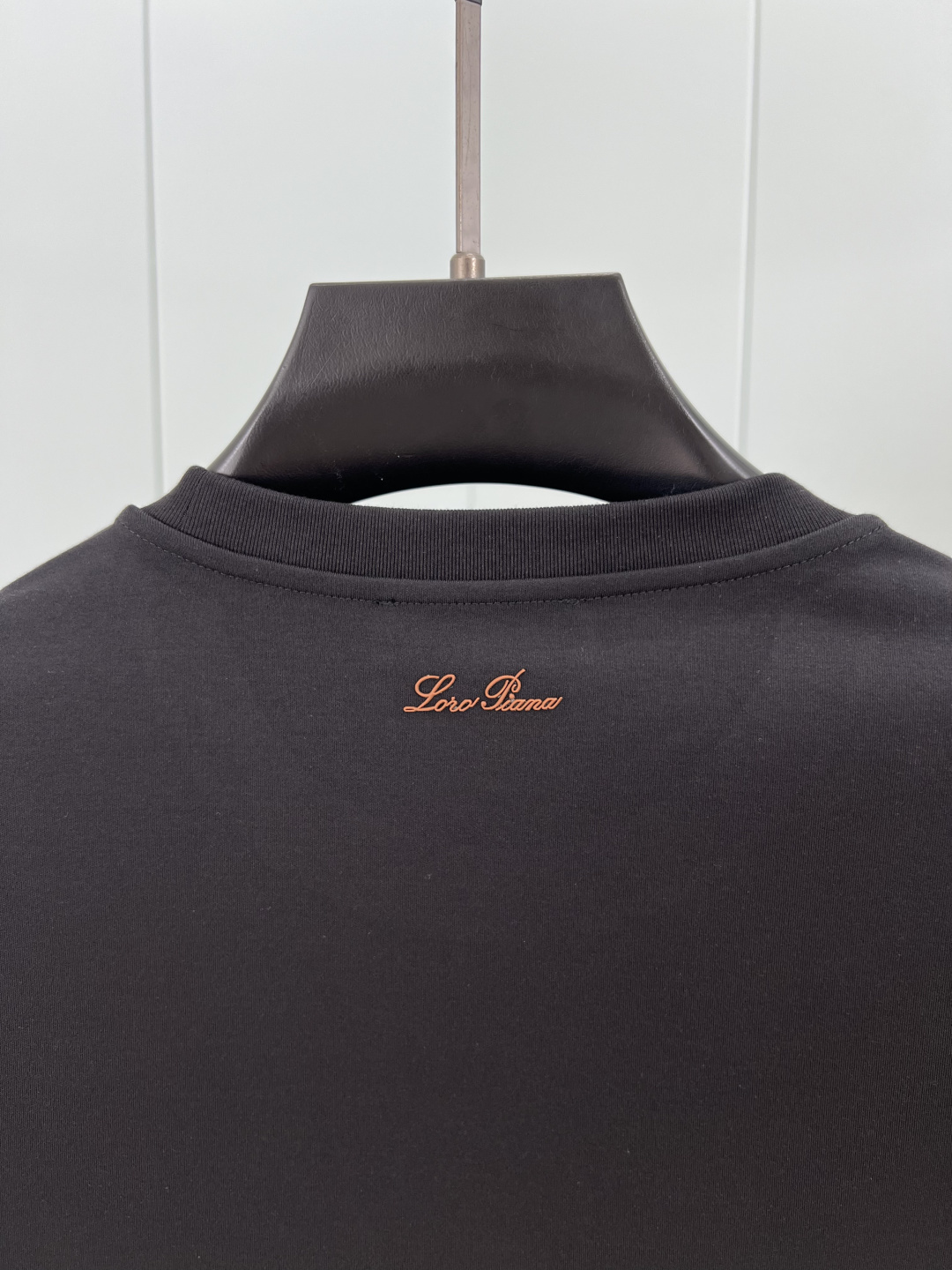 Loro Piana. 诺悠翩雅 秋冬品牌立体徽标打底长袖T恤，正面胸前+背面饰品牌标志性立体徽标设计，