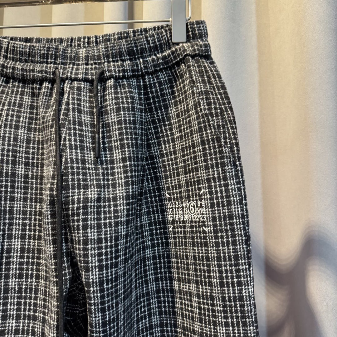 MM6🌟早秋新款休闲长袖套装🆕采用优质面料，搭上身足够吸睛且回头率爆棚！超薄舒适，简约大气，男女同款！码