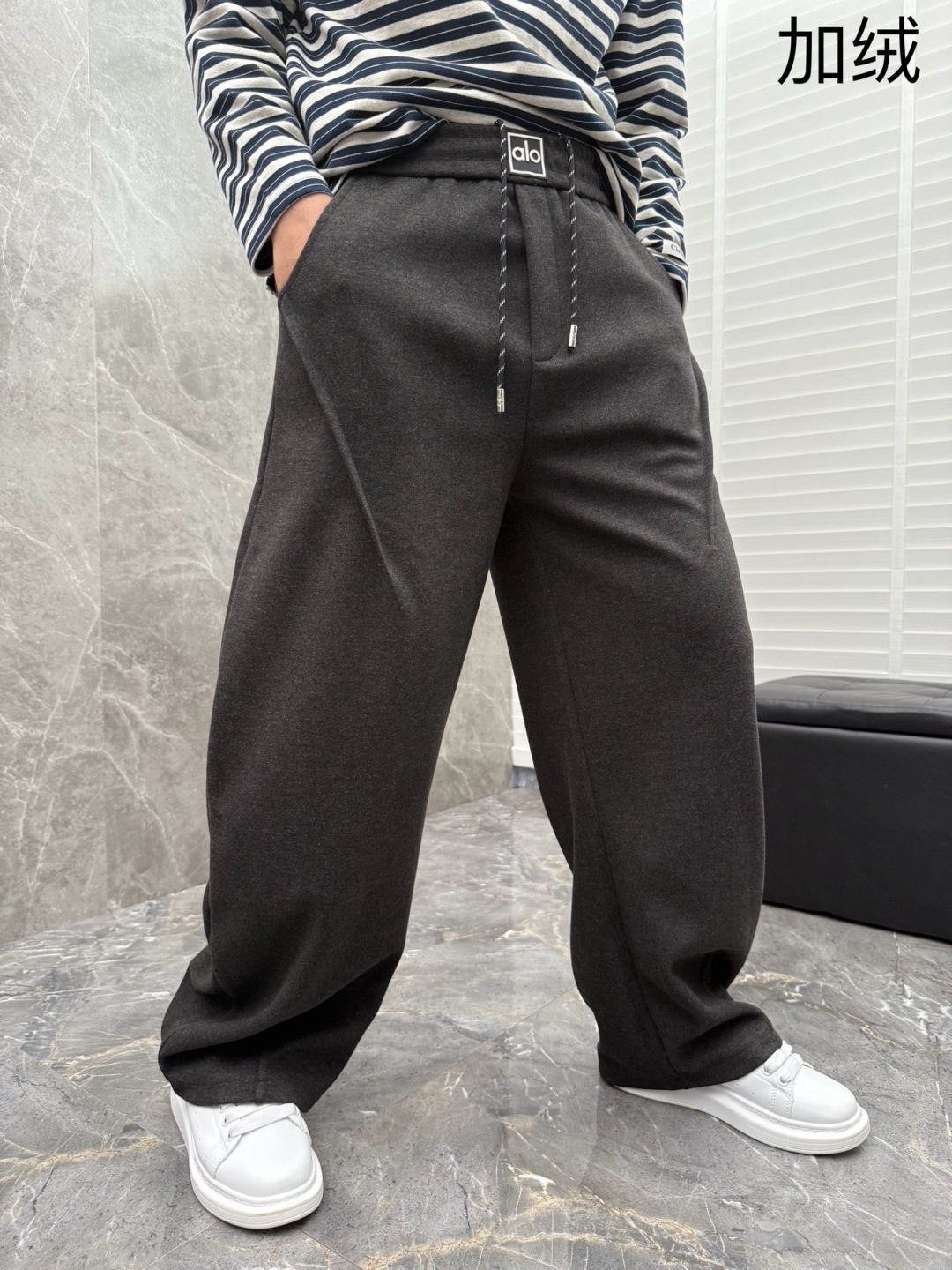 （新出加绒）alo🌈🌈新款加绒休闲裤，采用高定面料，裤子腰头饰有logo字母设计，面料手感柔软滑润、保型