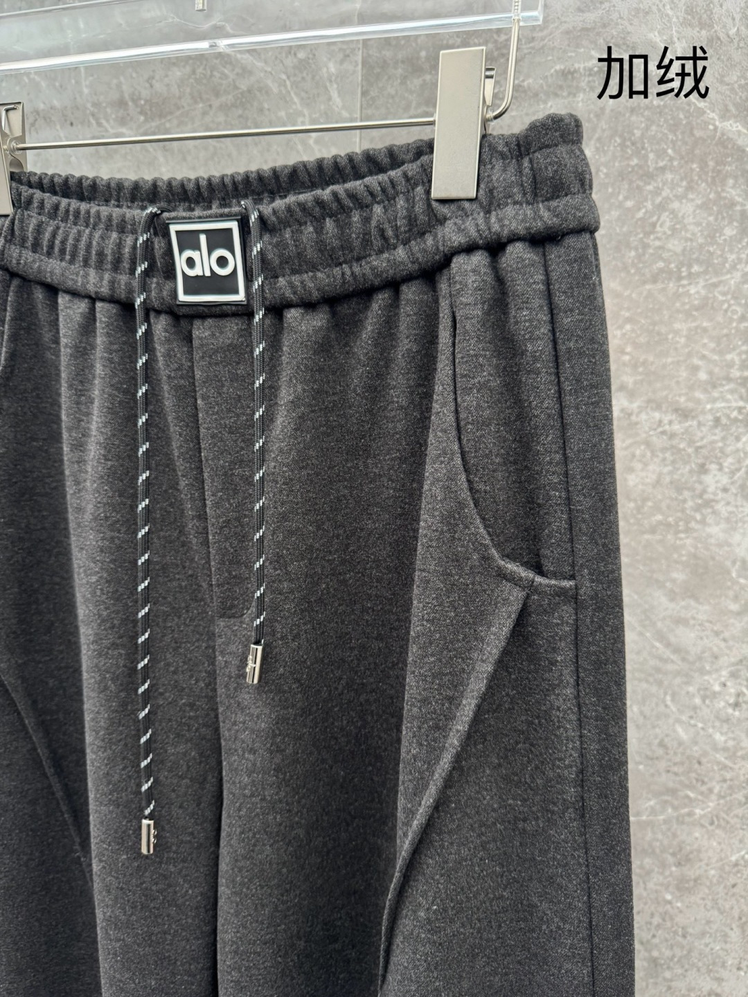 （新出加绒）alo🌈🌈新款加绒休闲裤，采用高定面料，裤子腰头饰有logo字母设计，面料手感柔软滑润、保型