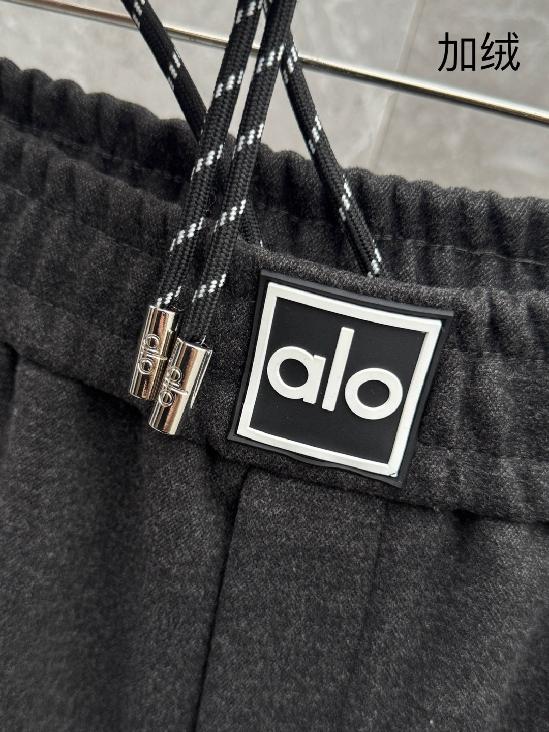 （新出加绒）alo🌈🌈新款加绒休闲裤，采用高定面料，裤子腰头饰有logo字母设计，面料手感柔软滑润、保型