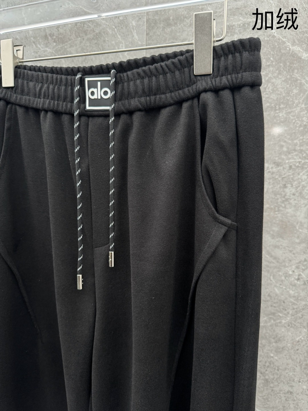 （新出加绒）alo🌈🌈新款加绒休闲裤，采用高定面料，裤子腰头饰有logo字母设计，面料手感柔软滑润、保型