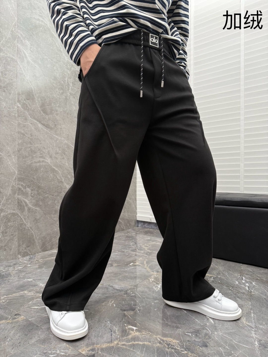 （新出加绒）alo🌈🌈新款加绒休闲裤，采用高定面料，裤子腰头饰有logo字母设计，面料手感柔软滑润、保型