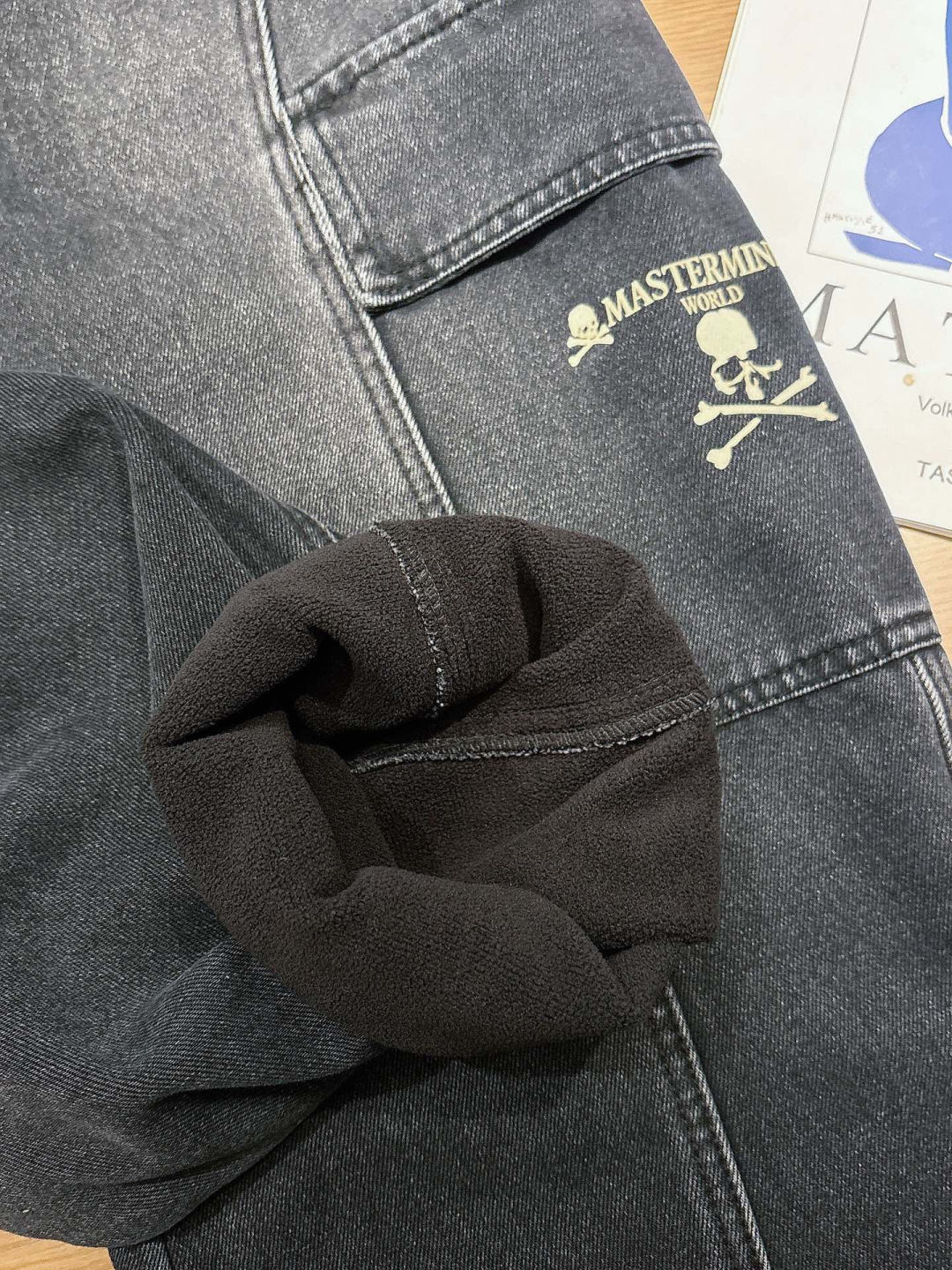 MMJ🔥🔥采用进口优质加绒水洗牛仔面料，整体采用水洗做旧设计工艺，面料挺括有型，两侧口袋工装设计超级时尚