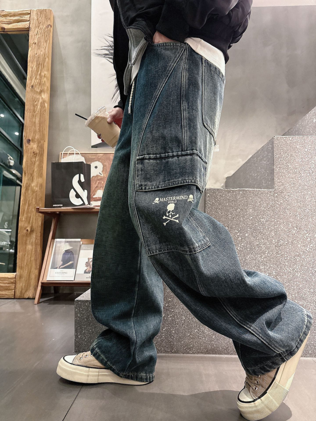 MMJ🔥🔥采用进口优质加绒水洗牛仔面料，整体采用水洗做旧设计工艺，面料挺括有型，两侧口袋工装设计超级时尚