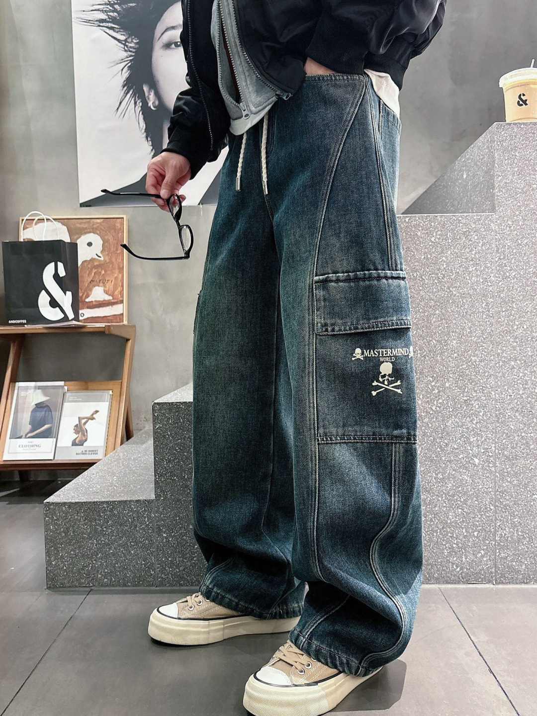 MMJ🔥🔥采用进口优质加绒水洗牛仔面料，整体采用水洗做旧设计工艺，面料挺括有型，两侧口袋工装设计超级时尚