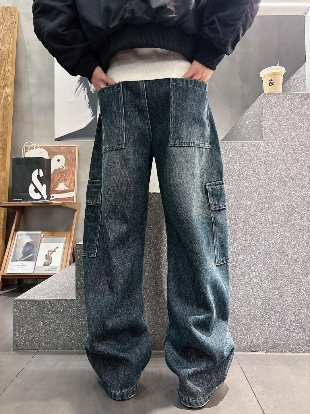 MMJ🔥🔥采用进口优质加绒水洗牛仔面料，整体采用水洗做旧设计工艺，面料挺括有型，两侧口袋工装设计超级时尚
