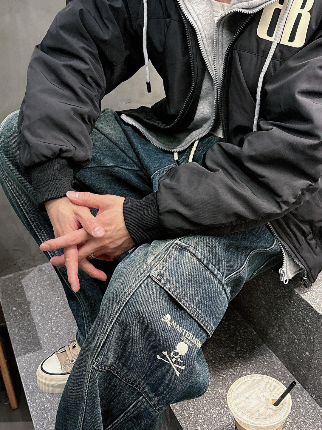 MMJ🔥🔥采用进口优质加绒水洗牛仔面料，整体采用水洗做旧设计工艺，面料挺括有型，两侧口袋工装设计超级时尚