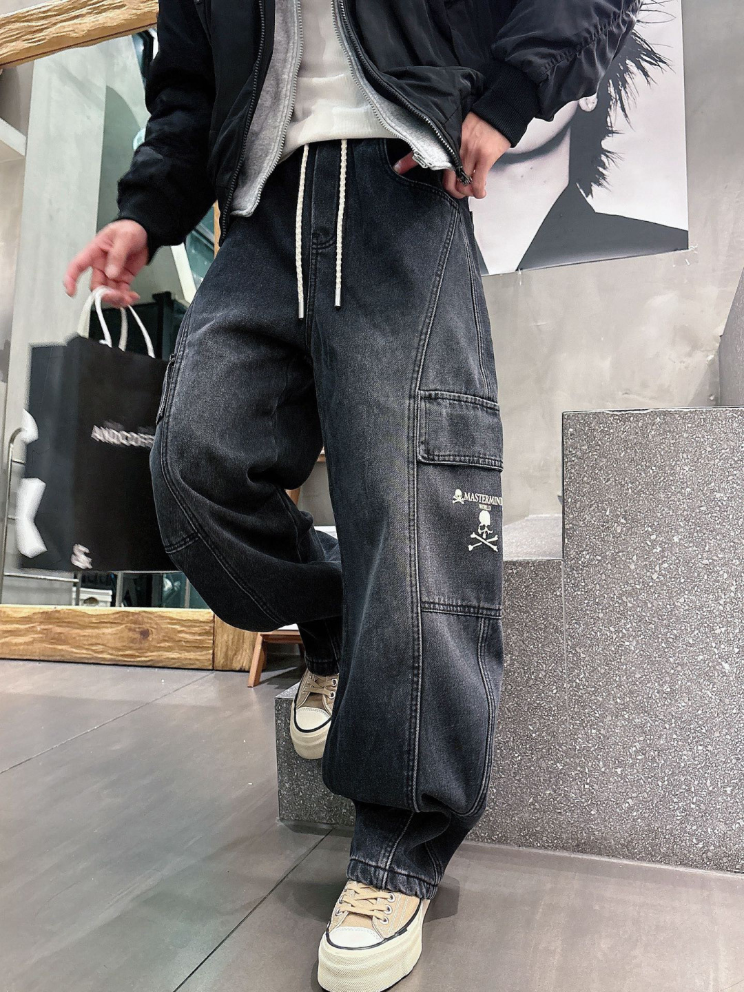 MMJ🔥🔥采用进口优质加绒水洗牛仔面料，整体采用水洗做旧设计工艺，面料挺括有型，两侧口袋工装设计超级时尚