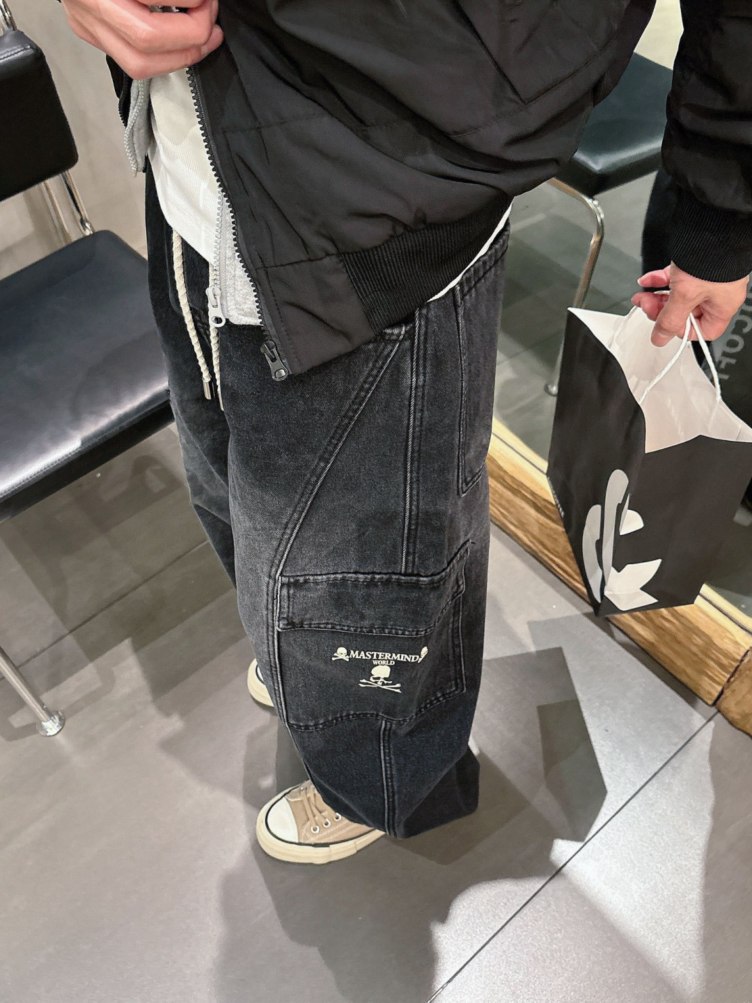 MMJ🔥🔥采用进口优质加绒水洗牛仔面料，整体采用水洗做旧设计工艺，面料挺括有型，两侧口袋工装设计超级时尚