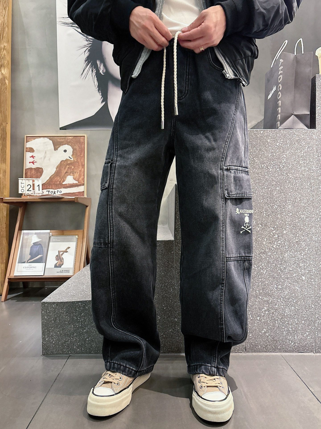 MMJ🔥🔥采用进口优质加绒水洗牛仔面料，整体采用水洗做旧设计工艺，面料挺括有型，两侧口袋工装设计超级时尚