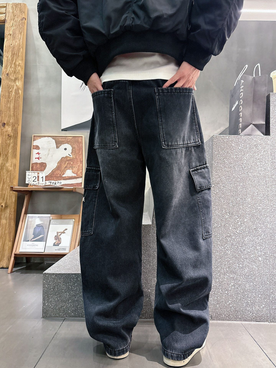 MMJ🔥🔥采用进口优质加绒水洗牛仔面料，整体采用水洗做旧设计工艺，面料挺括有型，两侧口袋工装设计超级时尚