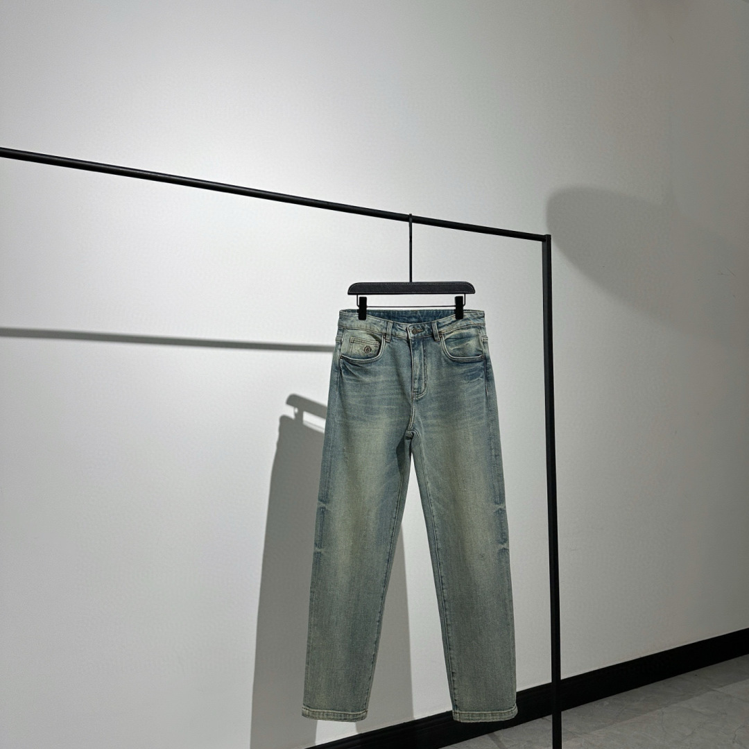 分享！！Maison Margiela 复古蓝色水洗牛仔裤如一幅未完成的艺术手稿，在靛蓝与时光的交织中重