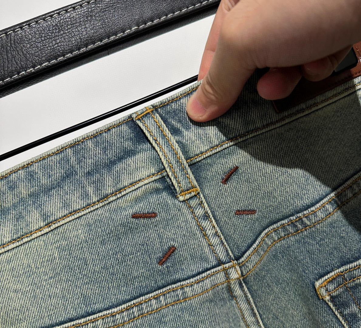 分享！！Maison Margiela 复古蓝色水洗牛仔裤如一幅未完成的艺术手稿，在靛蓝与时光的交织中重