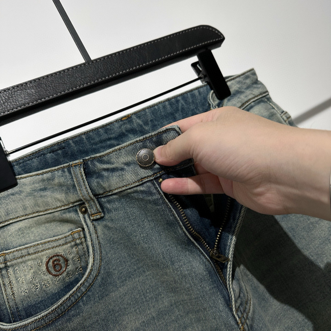 分享！！Maison Margiela 复古蓝色水洗牛仔裤如一幅未完成的艺术手稿，在靛蓝与时光的交织中重