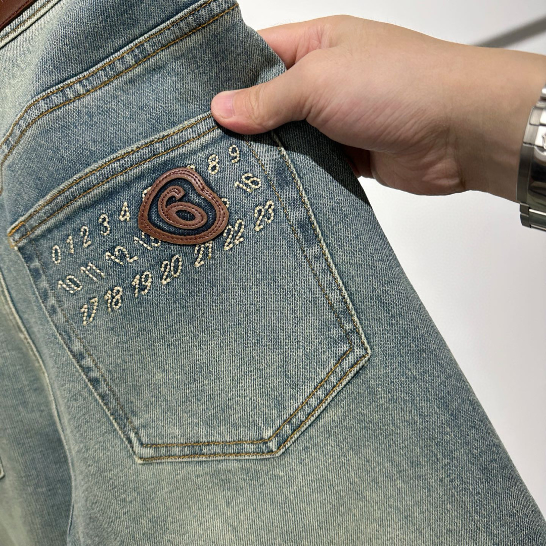 分享！！Maison Margiela 复古蓝色水洗牛仔裤如一幅未完成的艺术手稿，在靛蓝与时光的交织中重