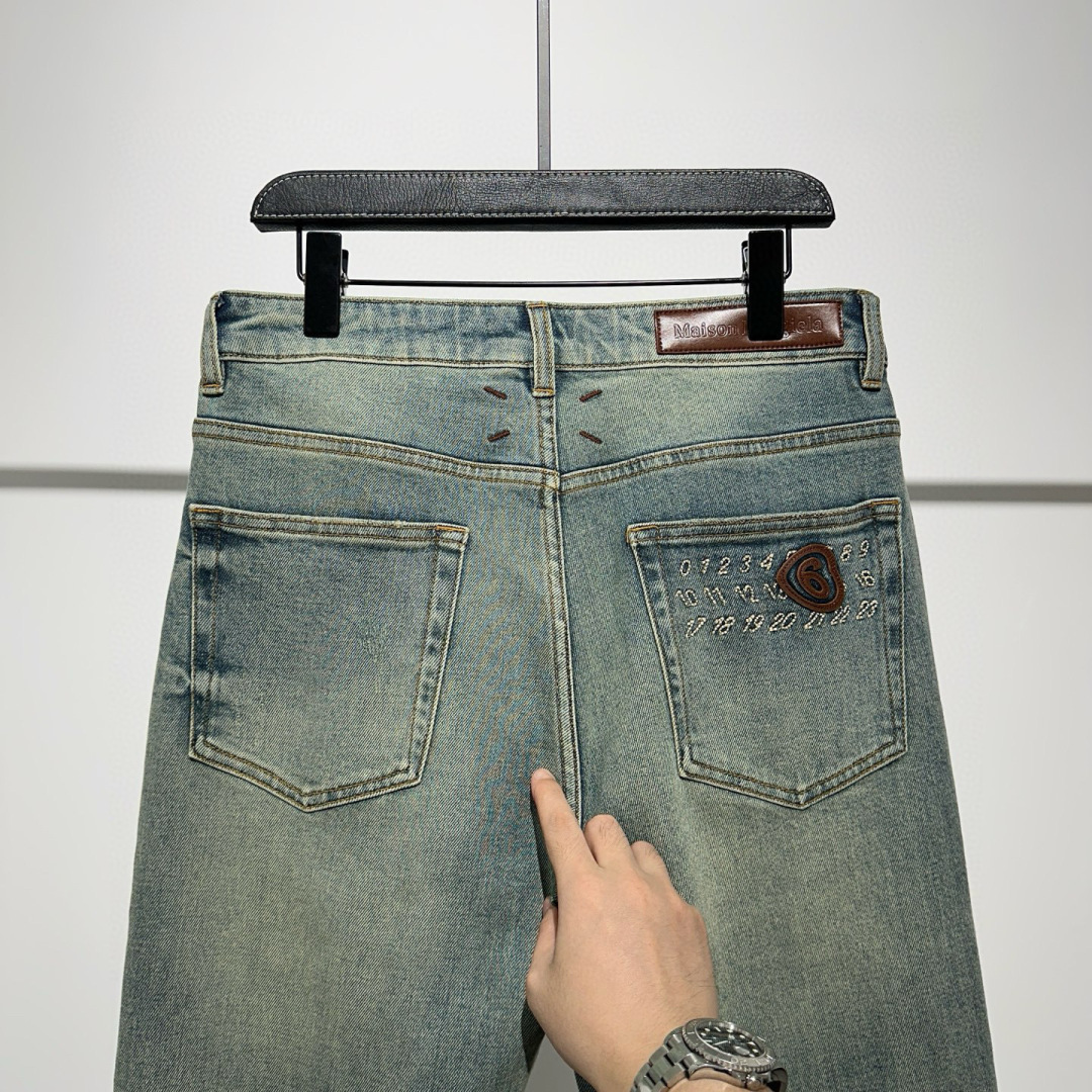 分享！！Maison Margiela 复古蓝色水洗牛仔裤如一幅未完成的艺术手稿，在靛蓝与时光的交织中重