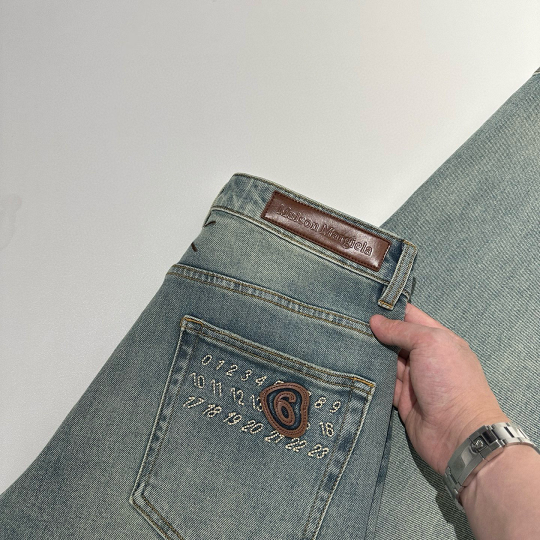 分享！！Maison Margiela 复古蓝色水洗牛仔裤如一幅未完成的艺术手稿，在靛蓝与时光的交织中重