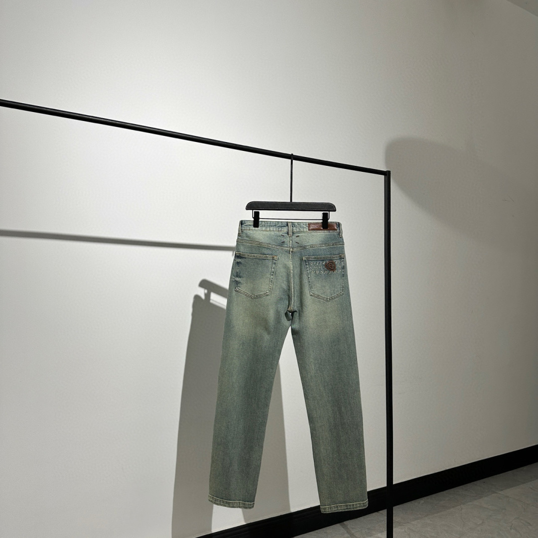 分享！！Maison Margiela 复古蓝色水洗牛仔裤如一幅未完成的艺术手稿，在靛蓝与时光的交织中重