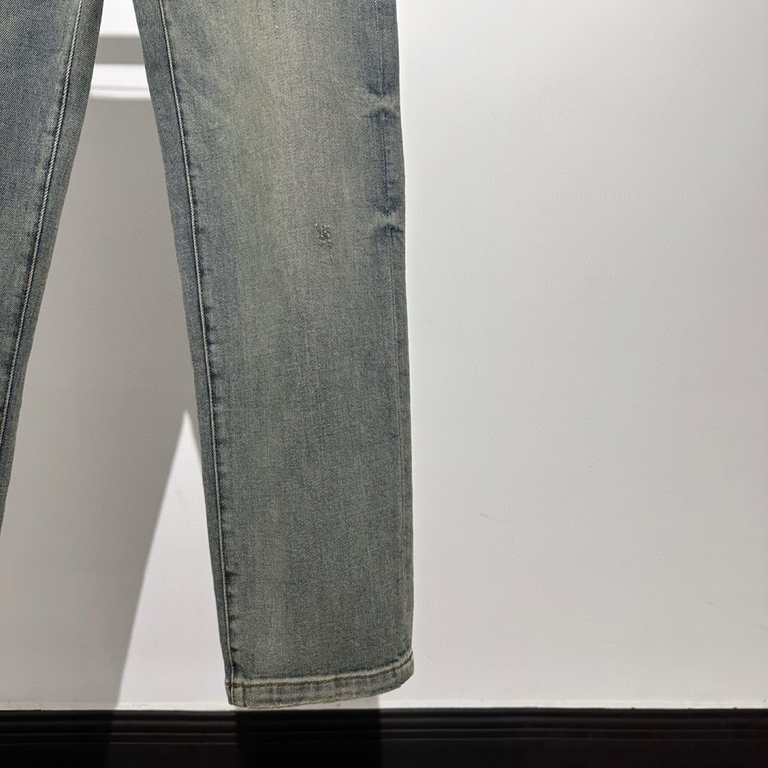 分享！！Maison Margiela 复古蓝色水洗牛仔裤如一幅未完成的艺术手稿，在靛蓝与时光的交织中重