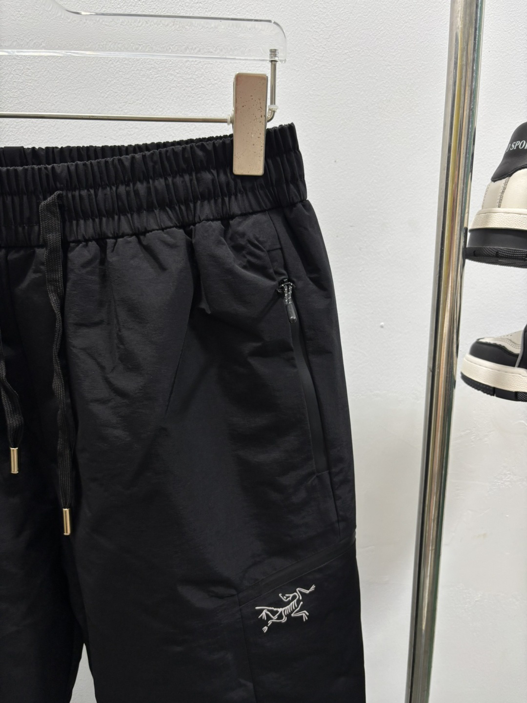 秋冬新款经典羽绒裤，每一处平均充绒，含90%鸭绒。🔥高档刺绣工艺🔥D内衬双层高密度面料完全不跑毛，也不会