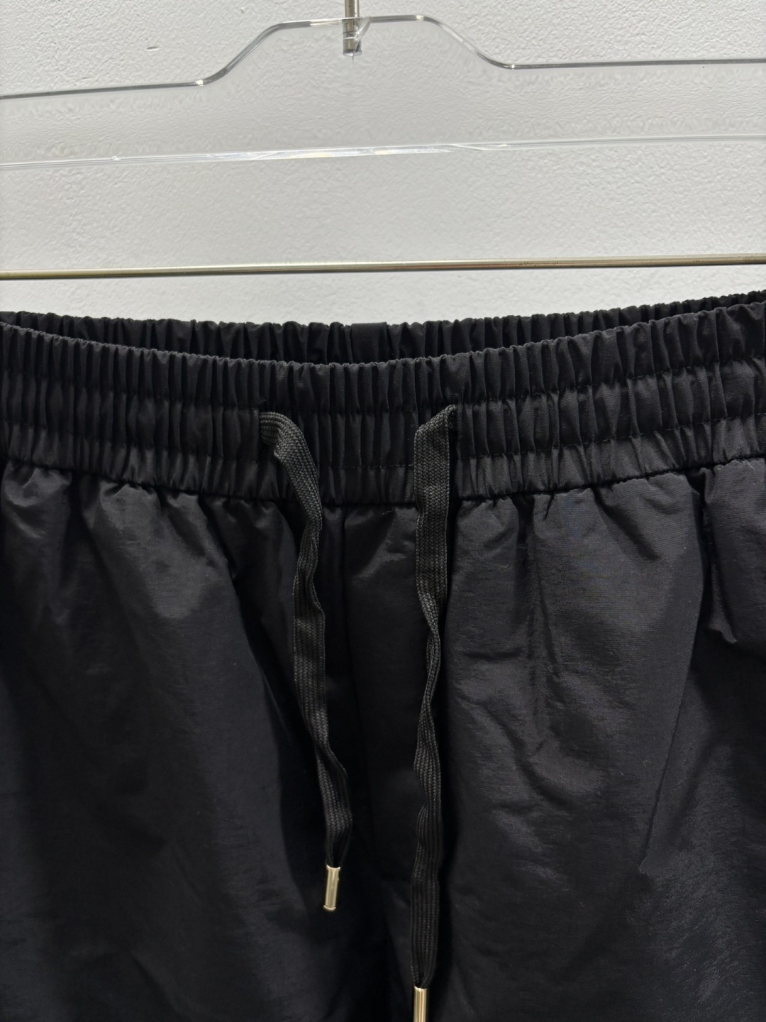 秋冬新款经典羽绒裤，每一处平均充绒，含90%鸭绒。🔥高档刺绣工艺🔥D内衬双层高密度面料完全不跑毛，也不会