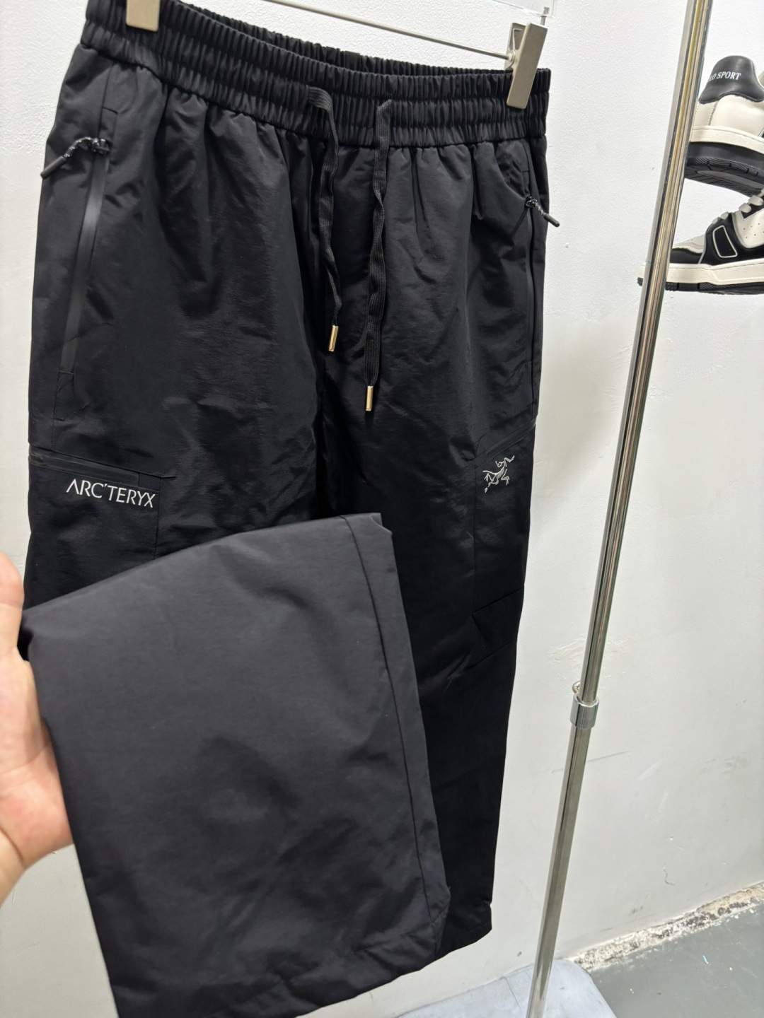 秋冬新款经典羽绒裤，每一处平均充绒，含90%鸭绒。🔥高档刺绣工艺🔥D内衬双层高密度面料完全不跑毛，也不会