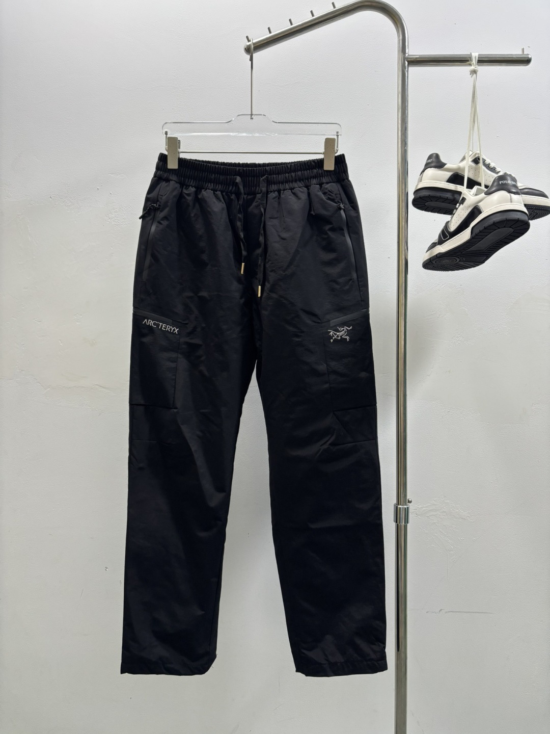 秋冬新款经典羽绒裤，每一处平均充绒，含90%鸭绒。🔥高档刺绣工艺🔥D内衬双层高密度面料完全不跑毛，也不会