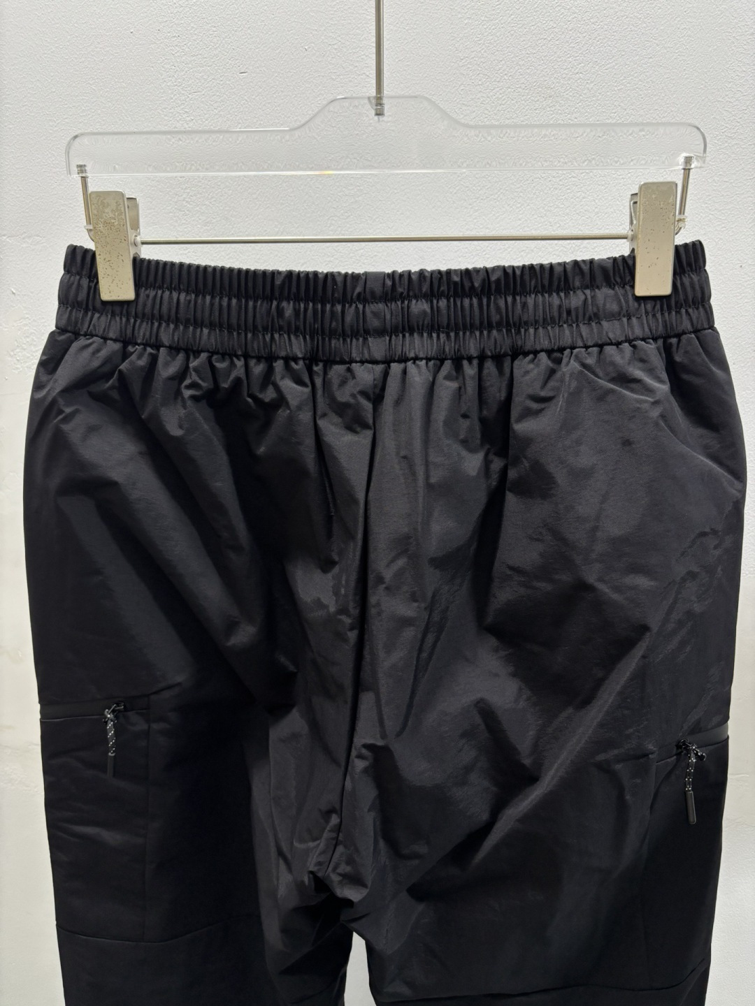 秋冬新款经典羽绒裤，每一处平均充绒，含90%鸭绒。🔥高档刺绣工艺🔥D内衬双层高密度面料完全不跑毛，也不会