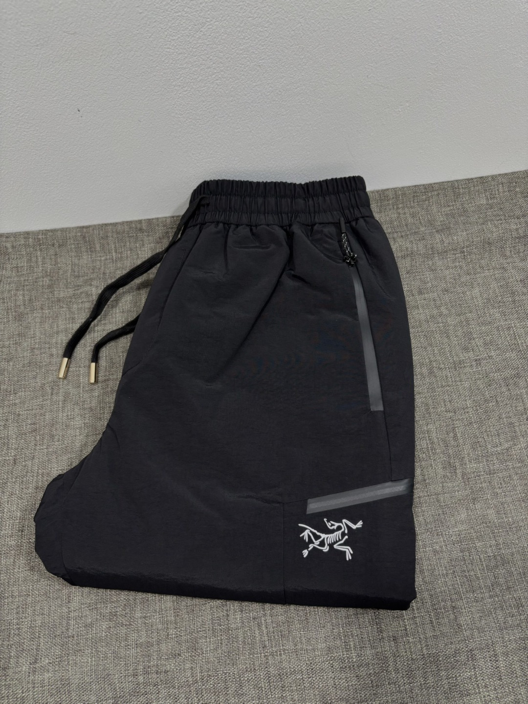 秋冬新款经典羽绒裤，每一处平均充绒，含90%鸭绒。🔥高档刺绣工艺🔥D内衬双层高密度面料完全不跑毛，也不会