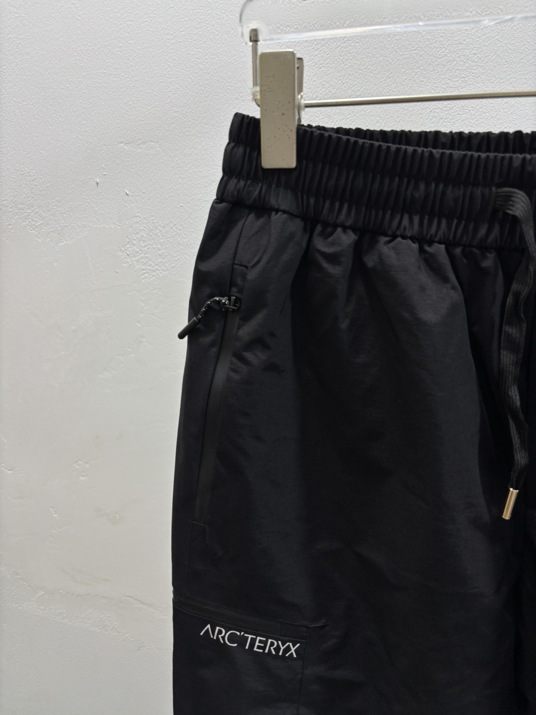 秋冬新款经典羽绒裤，每一处平均充绒，含90%鸭绒。🔥高档刺绣工艺🔥D内衬双层高密度面料完全不跑毛，也不会