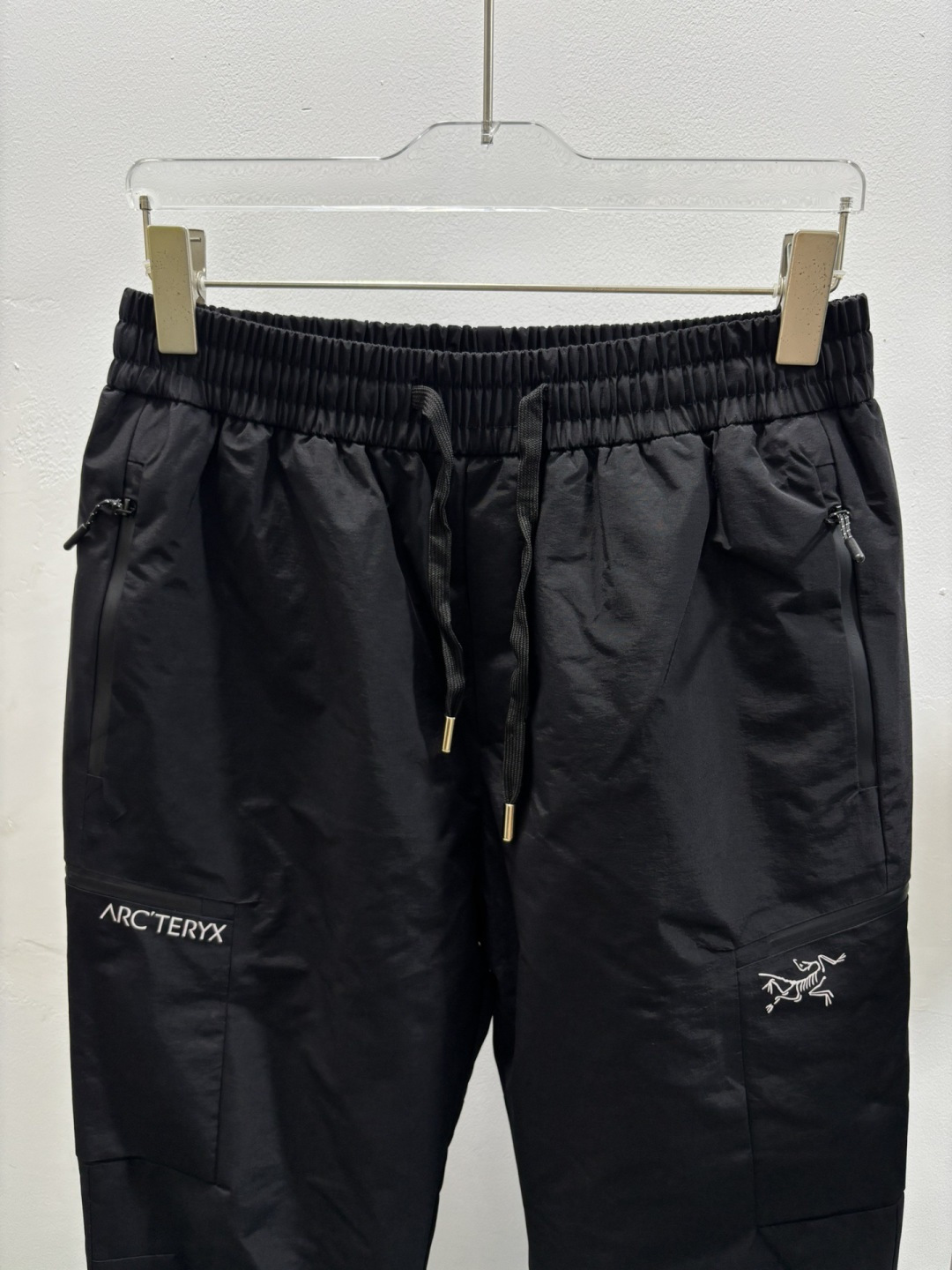 秋冬新款经典羽绒裤，每一处平均充绒，含90%鸭绒。🔥高档刺绣工艺🔥D内衬双层高密度面料完全不跑毛，也不会