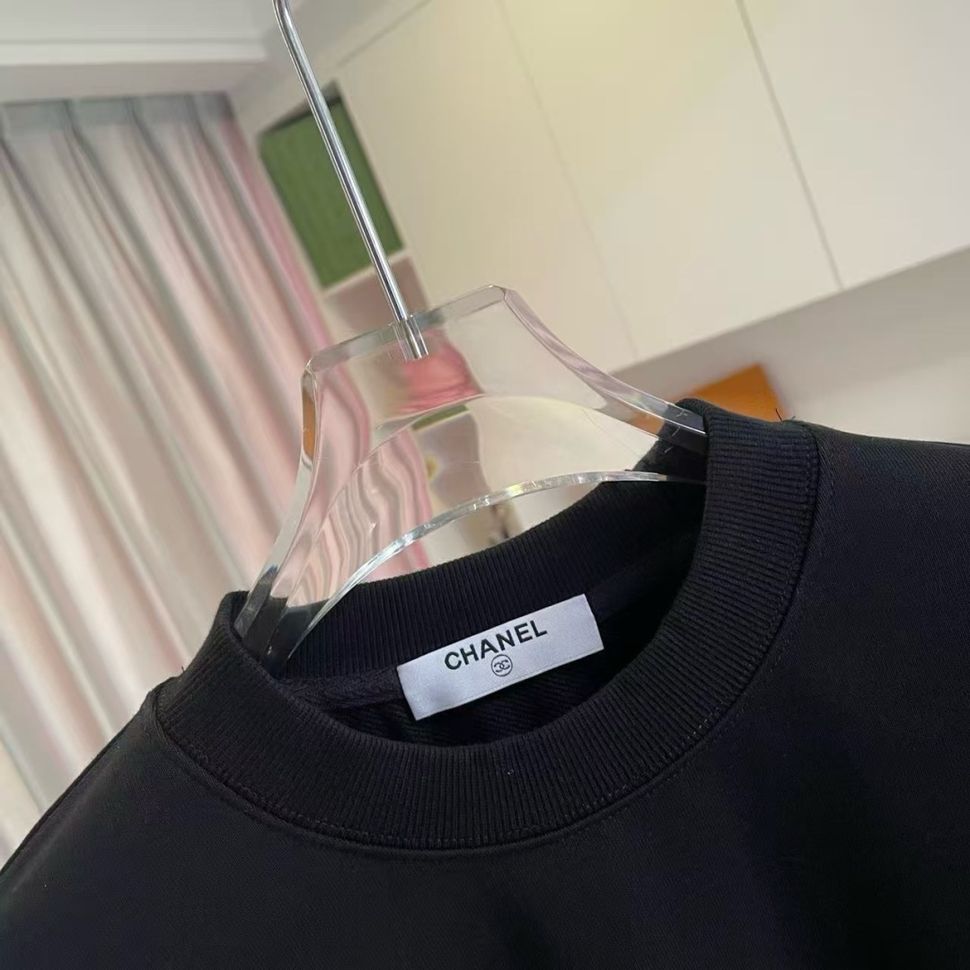 CHANE*小香2025秋冬新款 双C字母logo印花 定制面料400g 圆领卫衣 男女同款尺码：S M